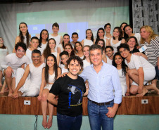 Em encontro com mais de 600 professores, pais e alunos, o governador Beto Richa reafirmou nesta quarta-feira (28) o compromisso de priorizar os investimentos em educação e valorizar os profissionais da área. “A educação é um instrumento de emancipação humana e social e de construção da cidadania. Vocês, professores, garantem uma sociedade melhor para se viver. Podem contar com nosso apoio irrestrito”, disse Richa.