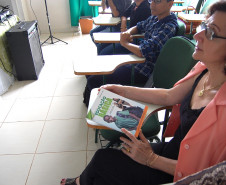 Estudantes do ensino médio de escolas estaduais da região de Campo Mourão, no Centro-Oeste, participam de um projeto de iniciação científica único no Estado. Desenvolvido pelo Núcleo Regional de Educação de Campo Mourão, universidades e colégios da rede privada, o projeto tem dez anos e já envolveu aproximadamente 300 estudantes de 25 escolas estaduais. A secretária da Educação, professora Ana Seres, esteve na região no fim de outubro e conheceu os alunos que participam do projeto.