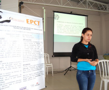 Estudantes do ensino médio de escolas estaduais da região de Campo Mourão, no Centro-Oeste, participam de um projeto de iniciação científica único no Estado. Desenvolvido pelo Núcleo Regional de Educação de Campo Mourão, universidades e colégios da rede privada, o projeto tem dez anos e já envolveu aproximadamente 300 estudantes de 25 escolas estaduais. A secretária da Educação, professora Ana Seres, esteve na região no fim de outubro e conheceu os alunos que participam do projeto.