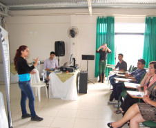 Estudantes do ensino médio de escolas estaduais da região de Campo Mourão, no Centro-Oeste, participam de um projeto de iniciação científica único no Estado. Desenvolvido pelo Núcleo Regional de Educação de Campo Mourão, universidades e colégios da rede privada, o projeto tem dez anos e já envolveu aproximadamente 300 estudantes de 25 escolas estaduais. A secretária da Educação, professora Ana Seres, esteve na região no fim de outubro e conheceu os alunos que participam do projeto.