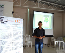 Estudantes do ensino médio de escolas estaduais da região de Campo Mourão, no Centro-Oeste, participam de um projeto de iniciação científica único no Estado. Desenvolvido pelo Núcleo Regional de Educação de Campo Mourão, universidades e colégios da rede privada, o projeto tem dez anos e já envolveu aproximadamente 300 estudantes de 25 escolas estaduais. A secretária da Educação, professora Ana Seres, esteve na região no fim de outubro e conheceu os alunos que participam do projeto.
