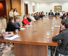 Em reunião com pais e diretores de sete escolas estaduais nesta quarta-feira (4), no Palácio Iguaçu, em Curitiba, o governador Beto Richa reforçou a suspensão de qualquer medida que implique em fechamento de escolas ou colégios estaduais no Estado. “Temos compromisso de fortalecer e melhorar a qualidade do ensino público. Por isso, precisamos das nossas escolas abertas e bem estruturadas”, disse Richa.