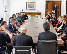 Em reunião com pais e diretores de sete escolas estaduais nesta quarta-feira (4), no Palácio Iguaçu, em Curitiba, o governador Beto Richa reforçou a suspensão de qualquer medida que implique em fechamento de escolas ou colégios estaduais no Estado. “Temos compromisso de fortalecer e melhorar a qualidade do ensino público. Por isso, precisamos das nossas escolas abertas e bem estruturadas”, disse Richa.