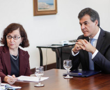 Em reunião com pais e diretores de sete escolas estaduais nesta quarta-feira (4), no Palácio Iguaçu, em Curitiba, o governador Beto Richa reforçou a suspensão de qualquer medida que implique em fechamento de escolas ou colégios estaduais no Estado. “Temos compromisso de fortalecer e melhorar a qualidade do ensino público. Por isso, precisamos das nossas escolas abertas e bem estruturadas”, disse Richa.