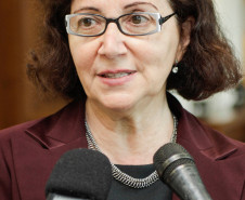 A secretária da Educação, professora Ana Seres, explicou que a proposta do governo estadual era remanejar os alunos para prédios públicos, reduzindo despesas com aluguel. Ela disse que a medida já estava sendo estuda desde 2006.

“Seguindo determinação do governador, a medida está suspensa. Não haverá o fechamento das escolas e vamos achar uma solução em comum acordo com a comunidade escolar para otimização das salas de aula”, disse ela.
