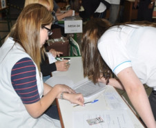 Mais de 2 mil estabelecimentos de ensino em todo Paraná realizam nesta quarta-feira (23) consulta junto à comunidade escolar para escolha de diretores e seus auxiliares. Podem votar professores e funcionários, responsáveis por aluno menor de 16 anos e alunos matriculados no ensino médio e no ensino profissional