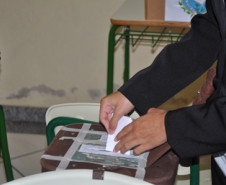 Mais de 2 mil estabelecimentos de ensino em todo Paraná realizam nesta quarta-feira (23) consulta junto à comunidade escolar para escolha de diretores e seus auxiliares. Podem votar professores e funcionários, responsáveis por aluno menor de 16 anos e alunos matriculados no ensino médio e no ensino profissional