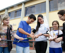 Orientados pelas professoras Flávia Elisa Zornoff, de Química, e Luciana Ceccon Mocelin, de Biologia, os estudantes desenvolveram um sistema hidráulico para bombeamento por pressão e um filtro para tratamento de água dos rios da região