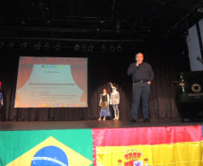 O Núcleo Regional de Educação (NRE) de Guarapuava, na região Central do Estado, promoveu na última semana o 3° Encontro Cultural de Turmas do CELEM (Centro de Línguas Estrangeiras Modernas) – Espanhol, Francês, Inglês e Italiano, idiomas ofertados a 35 escolas da região. O encontro contou com a presença de mais de 500 pessoas entre professores, funcionários, alunos e comunidade escolar.