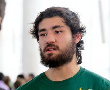 Governo do Estado lança a nova edição do Programa Talento Olímpico, o TOP 16, com a ampliação do número de bolsistas para 1,6 mil. Participaram do evento os secretários do Esporte e Turismo, Douglas Fabrício; da Educação Ana Seres; da Cultura, João Luiz Fiani; da Casa Civil, Eduardo Sciarra; presidente da Copel, Luiz Fernando Vianna, e demais autoridades. Na foto Lucas Domingues. Lucas Domingues.
Curitiba, 10-11-15.
 