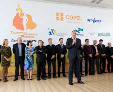Governo do Estado lança a nova edição do Programa Talento Olímpico, o TOP 16, com a ampliação do número de bolsistas para 1,6 mil. Participaram do evento os secretários do Esporte e Turismo, Douglas Fabrício; da Educação Ana Seres; da Cultura, João Luiz Fiani; da Casa Civil, Eduardo Sciarra; presidente da Copel, Luiz Fernando Vianna,  e demais autoridades.
Curitiba, 10112015.
 