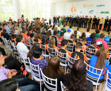 Governo do Estado lança a nova edição do Programa Talento Olímpico, o TOP 16, com a ampliação do número de bolsistas para 1,6 mil. Participaram do evento os secretários do Esporte e Turismo, Douglas Fabrício; da Educação Ana Seres; da Cultura, João Luiz Fiani; da Casa Civil, Eduardo Sciarra; presidente da Copel, Luiz Fernando Vianna,  e demais autoridades.
Curitiba, 10112015.
 