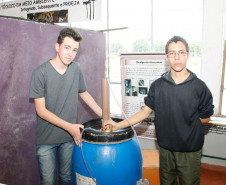 Os alunos do 1° ano do curso técnico em Energias Renováveis, Marcos Paulo de Jesus, 15 anos; e Fabrício dos Santos, também de 15 anos, desenvolveram o projeto Biodigestor Anaeróbico, que funciona com energia provida de dejetos de suínos e bovinos