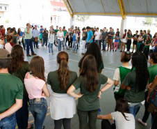 Mais de 30 pesquisas científicas estão expostas na terceira edição do “Dia de Campo e Feira de Profissões – Educação, Produção e Tecnologia”, promovida pelo Centro Estadual de Educação Profissional (CEEP) Newton Freire Maia, em Pinhais, na Região Metropolitana de Curitiba. Os trabalhos foram desenvolvidos ao longo do ano e são apresentados à comunidade, agricultores e empresários nesta quarta (11) e quinta-feira (12).