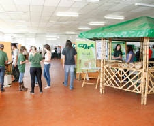 Mais de 30 pesquisas científicas estão expostas na terceira edição do “Dia de Campo e Feira de Profissões – Educação, Produção e Tecnologia”, promovida pelo Centro Estadual de Educação Profissional (CEEP) Newton Freire Maia, em Pinhais, na Região Metropolitana de Curitiba. Os trabalhos foram desenvolvidos ao longo do ano e são apresentados à comunidade, agricultores e empresários nesta quarta (11) e quinta-feira (12).