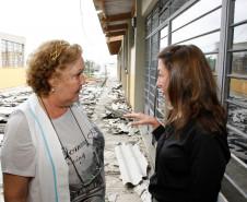 A superintendente de Desenvolvimento Educacional, Vanda Dolci Garcia (direita), acompanhou as vistorias nesta quinta-feira (12). “As equipes de engenharia estão finalizando o orçamento dos estragos causados pela chuva. Assim que for concluído iniciaremos o processo para a contratação da empresa que fará os trabalhos, o mais rápido possível”, disse Vanda.