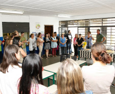 A forte chuva que atingiu Curitiba na quarta-feira (11) destelhou parte do setor administrativo do Colégio Estadual João Bettega, no bairro Novo Mundo. No entanto, os estragos não vão prejudicar o andamento do cronograma escolar, já que as salas de aula não foram atingidas. O calendário será cumprido até o dia 23 de dezembro.