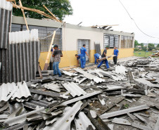 Uma equipe com sete detentos, que participam do programa Mãos Amigas, trabalha na limpeza dos entulhos para facilitar a execução da futura obra. O Mãos Amigas foi criado em 2012 com o objetivo contribuir para o processo de ressocialização redução da punição dos presos. Eles realizam serviços de reformas em prédios públicos, como escolas.