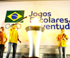 A delegação paranaense iniciou nesta sexta-feira (13), em Londrina, no Norte do Estado, a participação nos Jogos Escolares da Juventude 2015, etapa para jovens com idade entre 15 e 17 anos.

Os jogos envolvem mais de 3,7 mil estudantes de todo o País, na disputa das 13 modalidades. Contando as seletivas municipais e estaduais, o evento contempla mais de 2 milhões de jovens, representando 40 mil escolas públicas e particulares, de quase 4 mil cidades de todo o país.