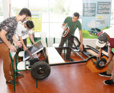 Estudantes do 1° ano do curso técnico em Energias Renováveis do Centro Estadual de Educação Profissional Newton Freire Maia, em Pinhais, na Região Metropolitana de Curitiba, trabalham há um ano no protótipo de carro movido a energia solar. O experimento foi apresentado durante a terceira edição do “Dia de Campo e Feira de Profissões – Educação, Produção e Tecnologia” realizada pelo Centro na semana passada.