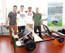 Estudantes do 1° ano do curso técnico em Energias Renováveis do Centro Estadual de Educação Profissional Newton Freire Maia, em Pinhais, na Região Metropolitana de Curitiba, trabalham há um ano no protótipo de carro movido a energia solar. O experimento foi apresentado durante a terceira edição do “Dia de Campo e Feira de Profissões – Educação, Produção e Tecnologia” realizada pelo Centro na semana passada.