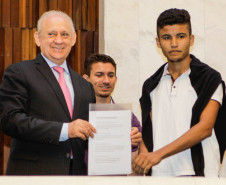 Alunos do projeto "Geração Atitude", entregam projeto de lei ao presidente da Assembleia Legislativa, deputado Ademar Traiano. Na foto, o aluno da escola Tancredo Neves, de Foz do Iguaçu, Matheus Moreno Romero, entrega seu projeto. Curitiba, 16/11/2015. 