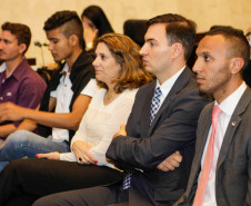Alunos do projeto "Geração Atitude", entregam projeto de lei ao presidente da Assembleia Legislativa, deputado Ademar Traiano. Na foto, o assessor especial para Políticas Públicas para a Juventude, Edson Lau, com o procurador do MP, Eduardo Camvi, o aluno Matheus Moreno Romero e o professor Sidnei Vargas. Curitiba, 16/11/2015. 