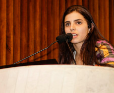 Alunos do projeto "Geração Atitude", entregam projeto de lei ao presidente da Assembleia Legislativa, deputado Ademar Traiano. Na foto, a aluna Fabiana da Silva, que foi sorteada para falar na tribuna. Curitiba, 16/11/2015. 