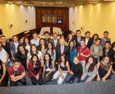 Alunos do projeto "Geração Atitude", entregam projeto de lei ao presidente da Assembleia Legislativa, deputado Ademar Traiano. Curitiba, 16/11/2015.