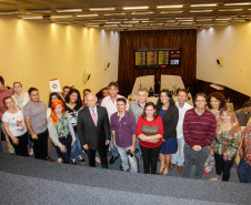 Alunos do projeto "Geração Atitude", entregam projeto de lei ao presidente da Assembleia Legislativa, deputado Ademar Traiano. Curitiba, 16/11/2015. 