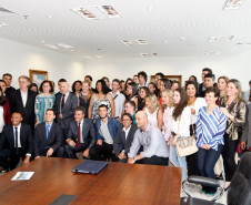 O governador Beto Richa recebeu nesta terça-feira (17), no Palácio Iguaçu, em Curitiba, estudantes e professores que participam do projeto Geração Atitude, uma parceria do Governo do Estado, por meio da Secretaria da Educação e da Assessoria Especial de Juventude, com Ministério Público, Tribunal de Justiça e Assembleia Legislativa. Após o encontro com Richa, os jovens se reuniram com vice-governadora Cida Borghetti e a secretária da Educação, Ana Seres.