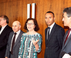 O governador Beto Richa recebeu nesta terça-feira (17), no Palácio Iguaçu, em Curitiba, estudantes e professores que participam do projeto Geração Atitude, uma parceria do Governo do Estado, por meio da Secretaria da Educação e da Assessoria Especial de Juventude, com Ministério Público, Tribunal de Justiça e Assembleia Legislativa. Após o encontro com Richa, os jovens se reuniram com vice-governadora Cida Borghetti e a secretária da Educação, Ana Seres.