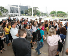 O governador Beto Richa recebeu nesta terça-feira (17), no Palácio Iguaçu, em Curitiba, estudantes e professores que participam do projeto Geração Atitude, uma parceria do Governo do Estado, por meio da Secretaria da Educação e da Assessoria Especial de Juventude, com Ministério Público, Tribunal de Justiça e Assembleia Legislativa. Após o encontro com Richa, os jovens se reuniram com vice-governadora Cida Borghetti e a secretária da Educação, Ana Seres.