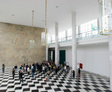 O governador Beto Richa recebeu nesta terça-feira (17), no Palácio Iguaçu, em Curitiba, estudantes e professores que participam do projeto Geração Atitude, uma parceria do Governo do Estado, por meio da Secretaria da Educação e da Assessoria Especial de Juventude, com Ministério Público, Tribunal de Justiça e Assembleia Legislativa. Após o encontro com Richa, os jovens se reuniram com vice-governadora Cida Borghetti e a secretária da Educação, Ana Seres.
