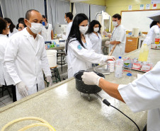O alunos do Curso Técnico em Química do Colégio Estadual Professor Victório Emanuel Abrozino, em Cascavel, Oeste do Paraná, desenvolvem o projeto “EcoSabão - Produção artesanal de sabão na escola: uma experiência química de solidariedade e sustentabilidade”