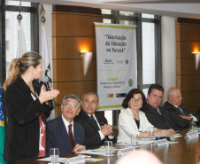 A secretária de Estado da Educação, professora Ana Seres, representou o governador Beto Richa na solenidade de lançamento do projeto “Valorização da Educação no Paraná”, realizada nesta segunda-feira (23) pela Associação Comercial do Paraná (ACP), Lions e Rotary Club. Durante a cerimônia, foi apresentado o programa “Um por todos, todos por um – Pela Ética e pela Cidadania”, desenvolvido pela Controladoria Geral da União (CGU) em parceria com o Instituto Maurício de Sousa. 