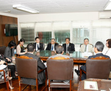 A secretária de Estado da Educação, professora Ana Seres, recebeu em seu gabinete, nesta terça-feira (24), o prefeito da cidade japonesa de Toyohashi, Sahara Koichi, acompanhado de uma comitiva de representantes daquele município. O Governo do Estado vai reforçar a parceria mantida há seis anos entre o Paraná e a cidade japonesa de Toyohashi na área de educação e, durante a reunião desta terça, foi definido que o intercâmbio será intensificado na disciplina de matemática.