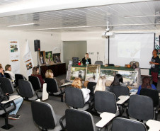 Funcionários da Secretaria de Estado da Educação participaram nesta terça-feira (24), em Curitiba, de uma mesa-redonda sobre a importância das comunidades quilombolas na composição da história e cultura paranaense. O encontro foi intermediado pela Coordenação da Educação das Relações da Diversidade Etnicorracial do Departamento de Educação, Diversidade e Direitos Humanos.