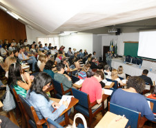 O 2° Seminário Estadual do Pacto Nacional pelo Fortalecimento do Ensino Médio terminou nesta sexta-feira (27), em Curitiba. Durante dois dias, profissionais que atuam com o ensino médio discutiram avanços das atividades e apresentaram resultados vivenciados após o início do programa, em 2013. No Paraná, o trabalho foi realizado de maneira descentralizada em parceria com sete universidades estaduais e duas federais.