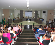A primeira colocada de cada Núcleo recebeu R$ 3 mil em cota extra do Fundo Rotativo, a segunda, R$ 2 mil e a terceira, R$ 1 mil. Além disso, todas as premiadas receberam kits com um projetor de imagem, um HD externo, roteador e pen-drives. A escolha das vencedoras foi feita por uma comissão formada pelos técnicos da CAF e da área pedagógica que trabalham nos Núcleos Regionais de Educação.