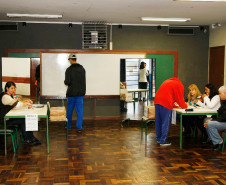 A eleição de diretores nas 2,1 mil escolas estaduais do Paraná aconteceu de forma tranquila e toda a comunidade escolar teve a oportunidade de participar de forma democrática. A votação terminou às 22 horas de quinta-feira (3) e logo após as escolas começaram as apurações.