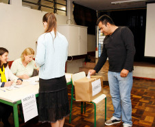 A eleição de diretores nas 2,1 mil escolas estaduais do Paraná aconteceu de forma tranquila e toda a comunidade escolar teve a oportunidade de participar de forma democrática. A votação terminou às 22 horas de quinta-feira (3) e logo após as escolas começaram as apurações.