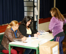 A eleição de diretores nas 2,1 mil escolas estaduais do Paraná aconteceu de forma tranquila e toda a comunidade escolar teve a oportunidade de participar de forma democrática. A votação terminou às 22 horas de quinta-feira (3) e logo após as escolas começaram as apurações.