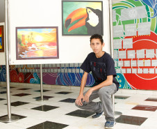 Enquanto conta as horas para concluir o ensino médio, o aluno William Ferreira Sene, 17 anos, do 3° ano, do Colégio Estadual Olivio Belich, em Curitiba, continua em casa a recuperação após o tratamento de câncer