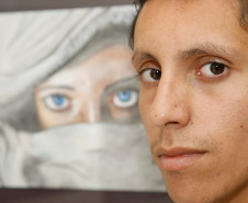 Enquanto conta as horas para concluir o ensino médio, o aluno William Ferreira Sene, 17 anos, do 3° ano, do Colégio Estadual Olivio Belich, em Curitiba, continua em casa a recuperação após o tratamento de câncer