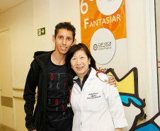 Enquanto conta as horas para concluir o ensino médio, o aluno William Ferreira Sene, 17 anos, do 3° ano, do Colégio Estadual Olivio Belich, em Curitiba, continua em casa a recuperação após o tratamento de câncer