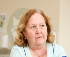 Quando o aluno recebe alta hospitalar, mas continua afastado da escola em tratamento em casa, ele recebe o acompanhamento em sua própria residência. “A educação hospitalar, além de garantir que o aluno não perca nenhum conteúdo, serve como motivação durante o tempo em que eles estão em tratamento”, afirma a pedagoga Marisa Destefani Alves, que atua na modalidade há oito anos.