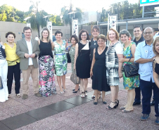 Os 32 chefes de Núcleos Regionais da Educação (NREs) do Paraná estão reunidos nesta quinta (10) e sexta-feira (11) em Foz do Iguaçu, no Oeste do Estado, onde participam da última grande reunião do ano. O encontro conta com a presença da secretária de Estado da Educação, do diretor-geral da SEED, Edmundo da Veiga, das superintendentes Vanda Dolci Garcia (Desenvolvimento Educacional) e Fabiana Cristina Campos (Educação), além de chefes de departamentos.