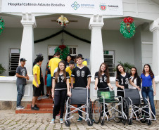 Estudantes do terceiro ano do ensino médio do Colégio Estadual Tenente Sprenger, em Pinhais, na Região Metropolitana de Curitiba (RMC), entregaram nesta sexta-feira (11) três cadeiras de rodas ao Hospital Colônia Adauto Botelho, em Quatro Barras. Ainda serão entregues outras duas cadeiras na próxima semana.