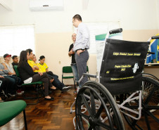 Estudantes do terceiro ano do ensino médio do Colégio Estadual Tenente Sprenger, em Pinhais, na Região Metropolitana de Curitiba (RMC), entregaram nesta sexta-feira (11) três cadeiras de rodas ao Hospital Colônia Adauto Botelho, em Quatro Barras. Ainda serão entregues outras duas cadeiras na próxima semana.